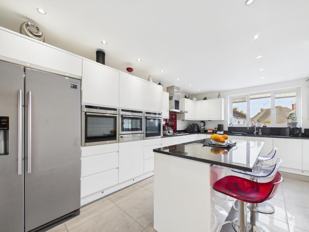 CAM02386G0-PR0122-STILL018