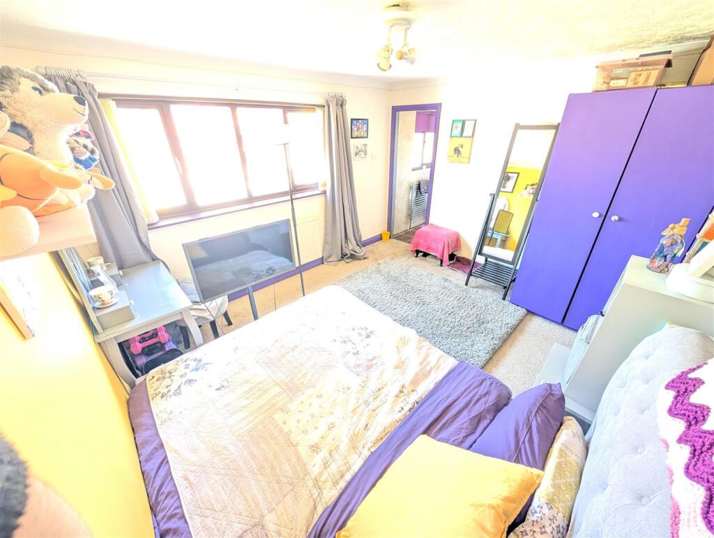 Bedroom A 2.jpg