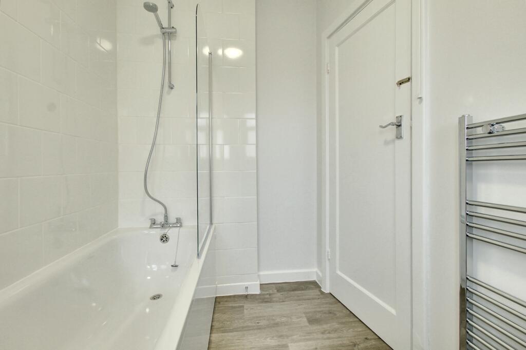 4.bathroom.jpg