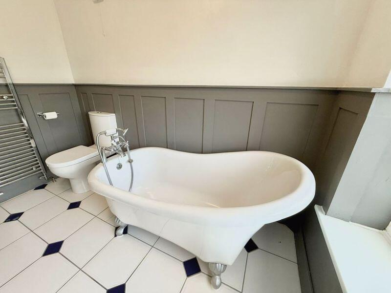 Free-standing bath
