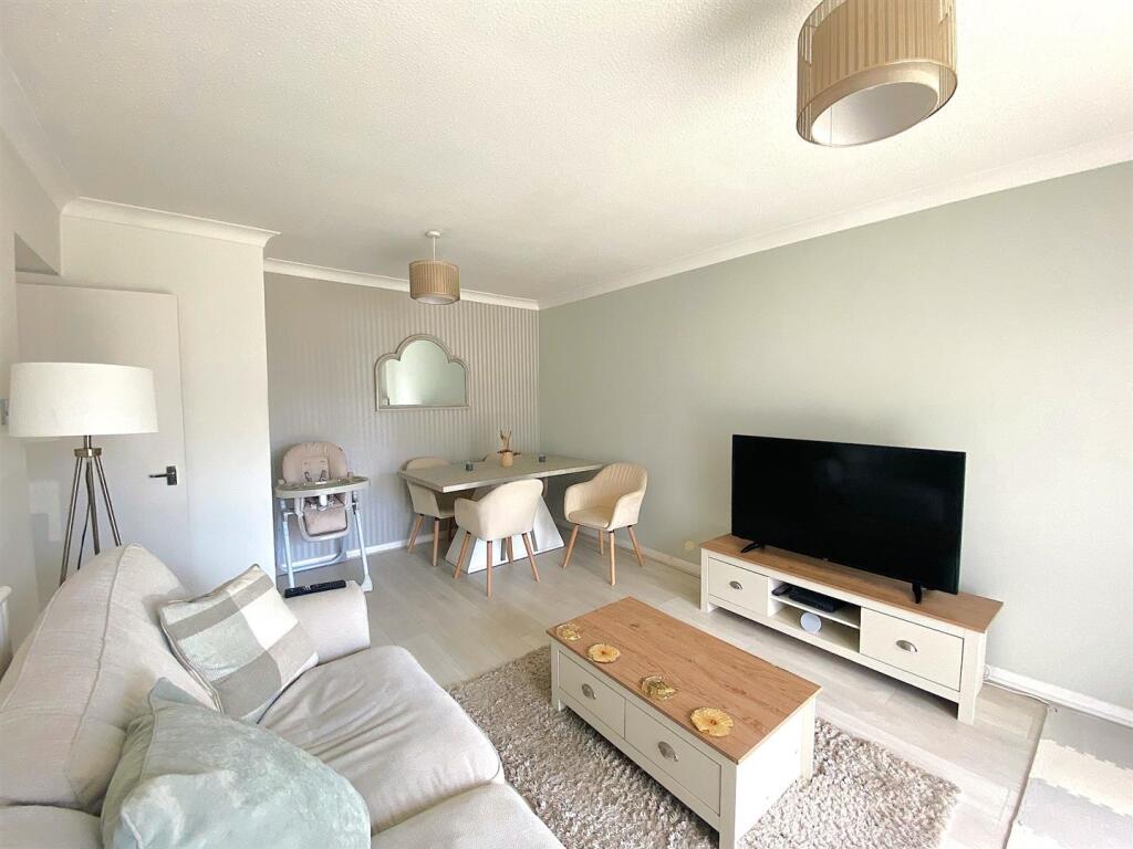 15A Harewood Close - Lounge3.jpg