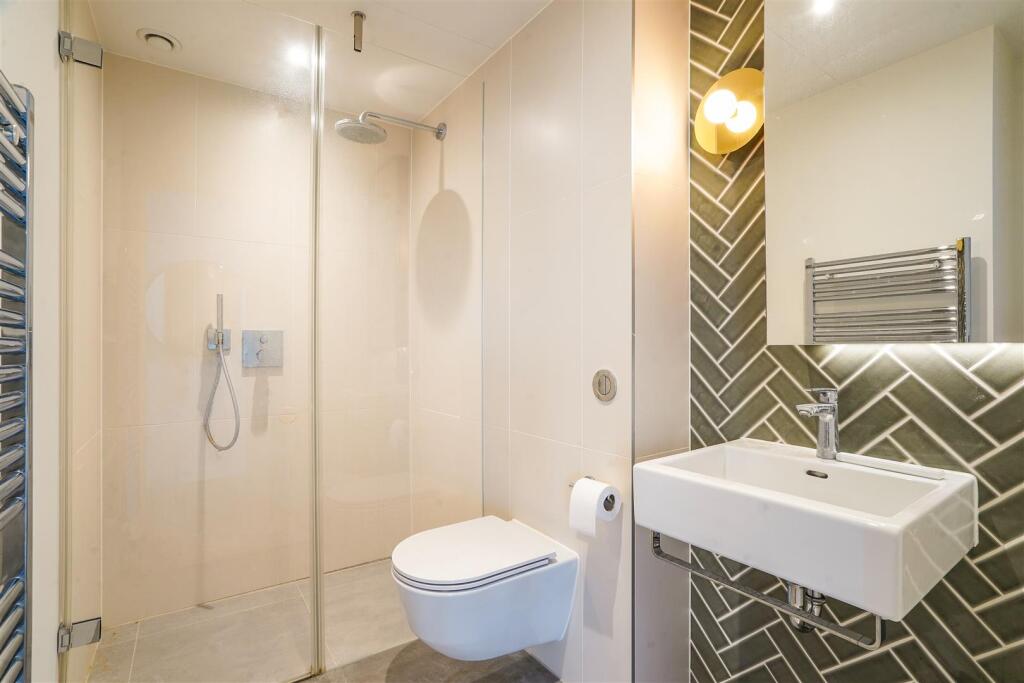 Flat 2508, 145 City Road London    (21).jpg