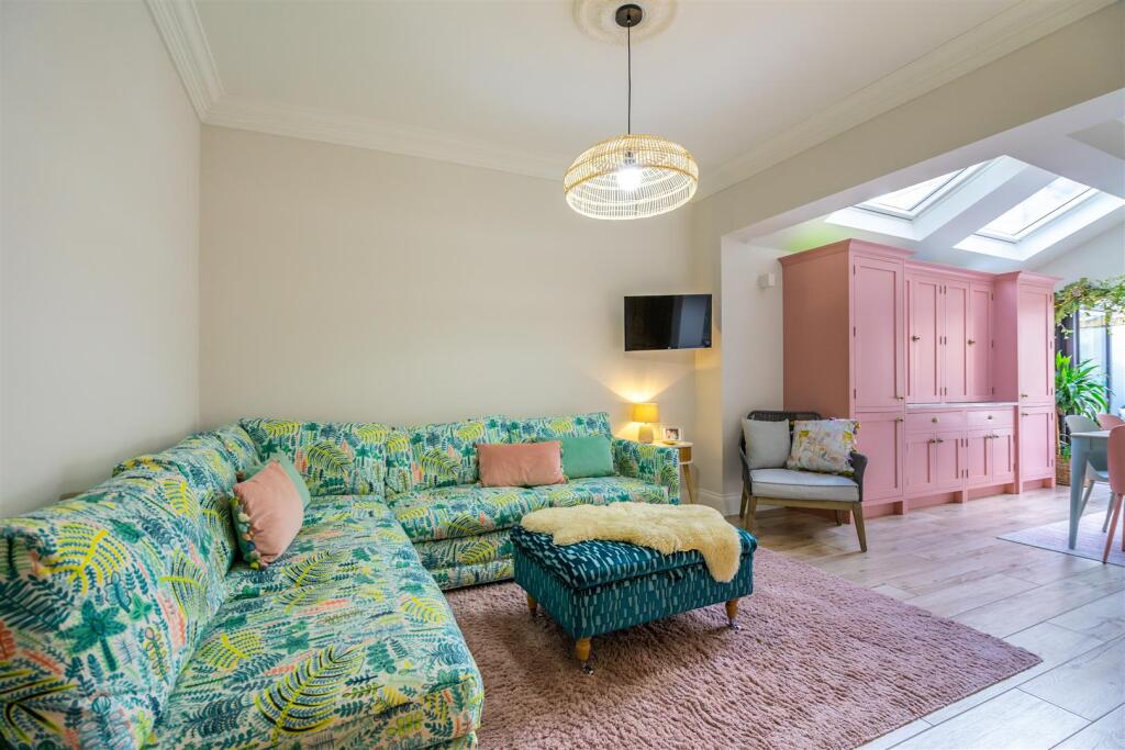 Thorpe Street (11) kitchen living area.jpg