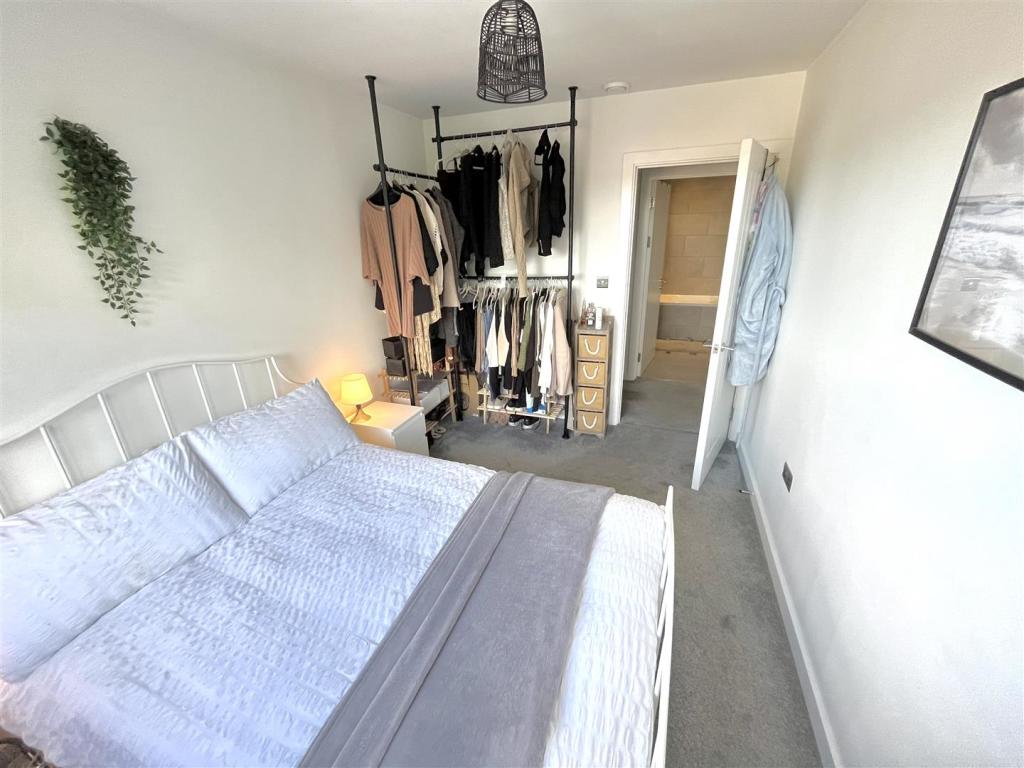 Bedroom 1 Aspect 2.jpg