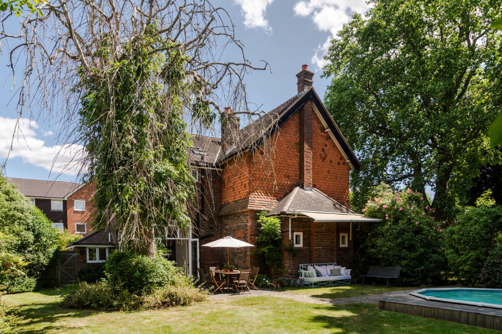296547 - 19 Wimblehurst Road-65.jpeg