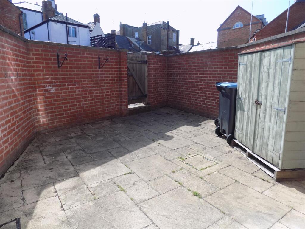 6 Moat Yard - Courtyard.JPG