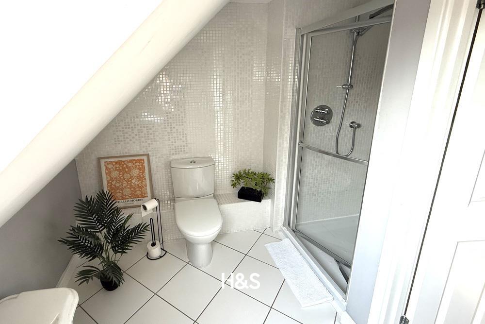 10 kineton croft - ensuite.jpg