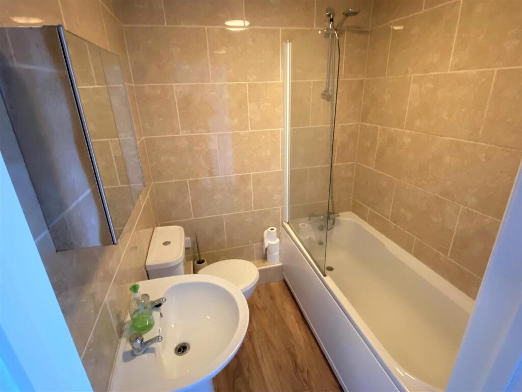5 Whickham Court Bathroom