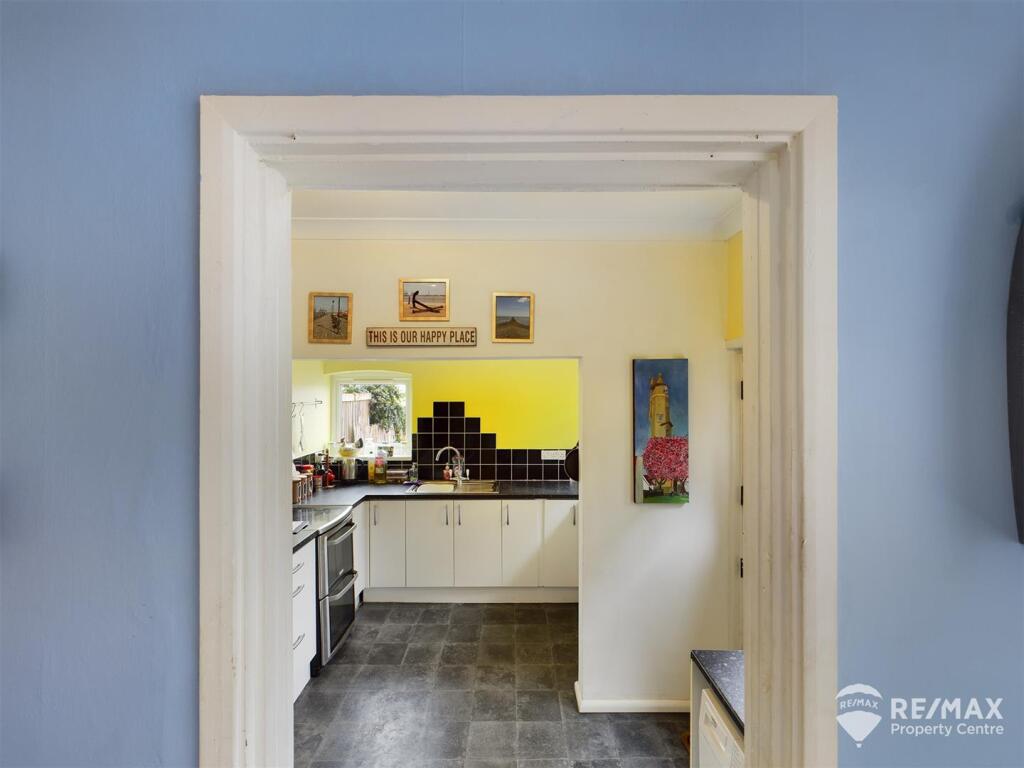 Kitchen (2).jpg