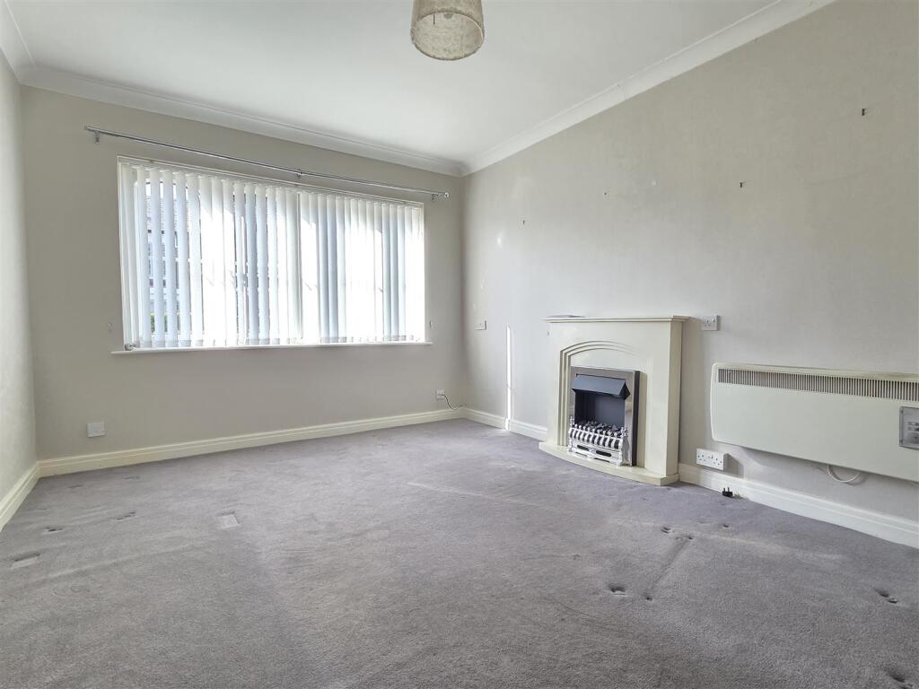 LOUNGE WITH DINING AREA