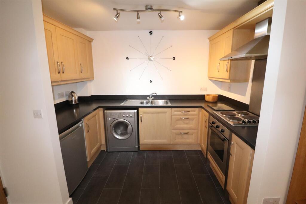 OPEN PLAN LOUNGE/DINING/KITCHEN AREA