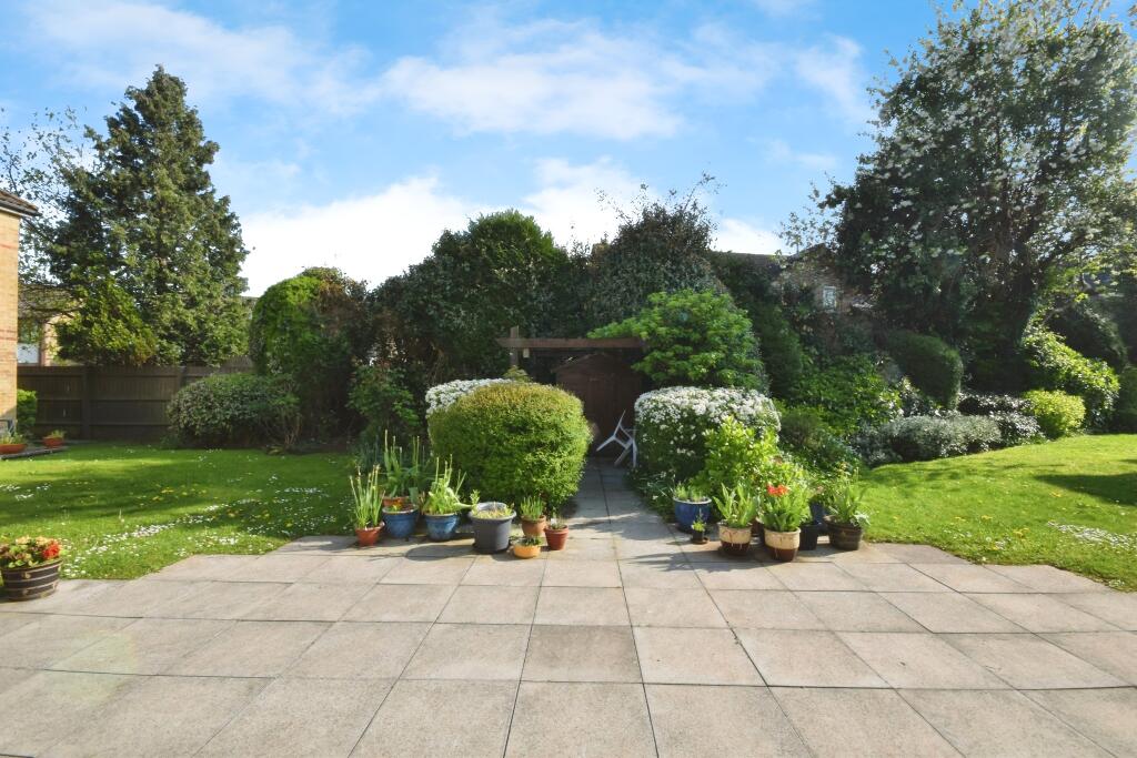 COMMUNAL PATIO