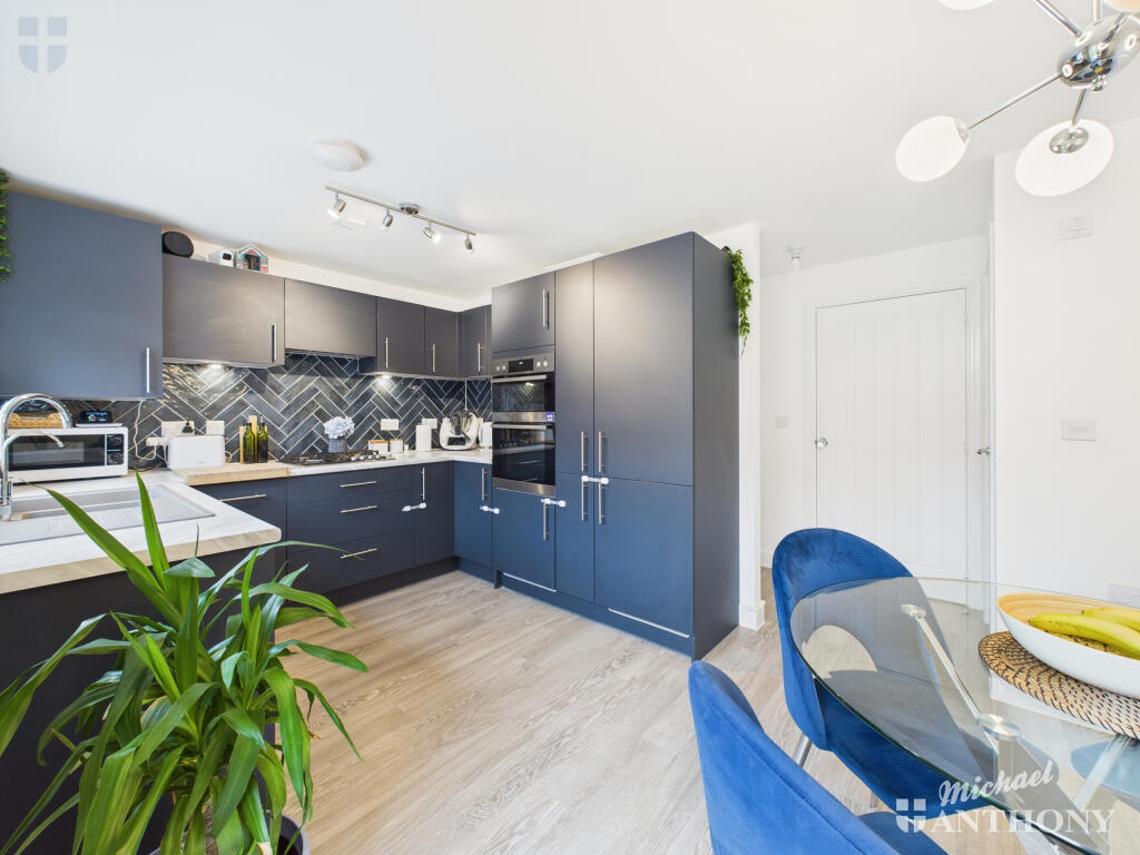 CAM03218G0-PR0790-STILL005