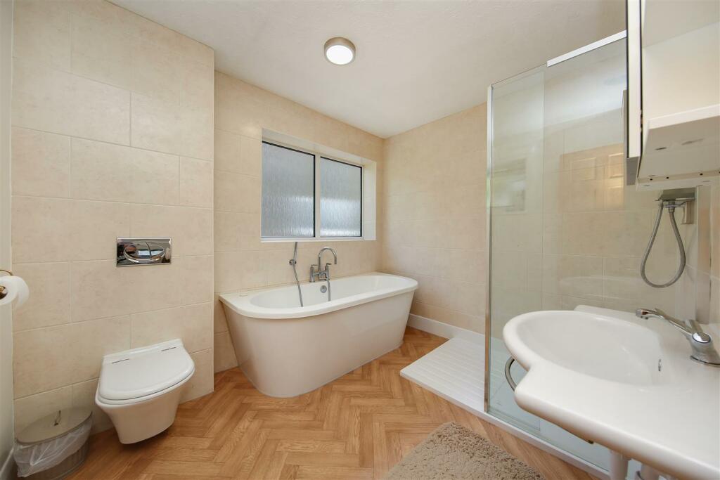 15 Bathroom.jpg