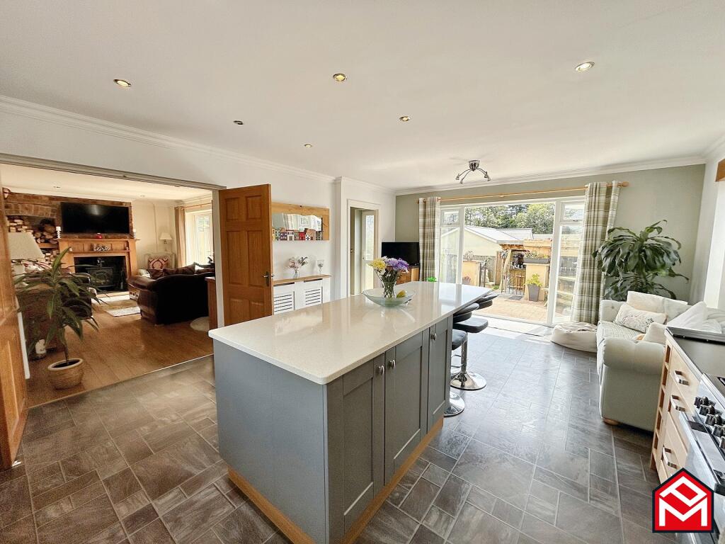 Kitchen/ Breakfast/ Living Room