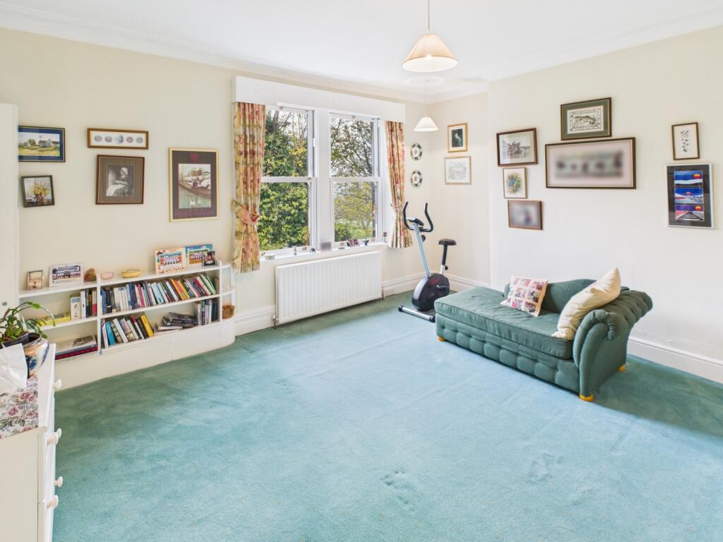 CAM04233G0-PR0042-STILL022