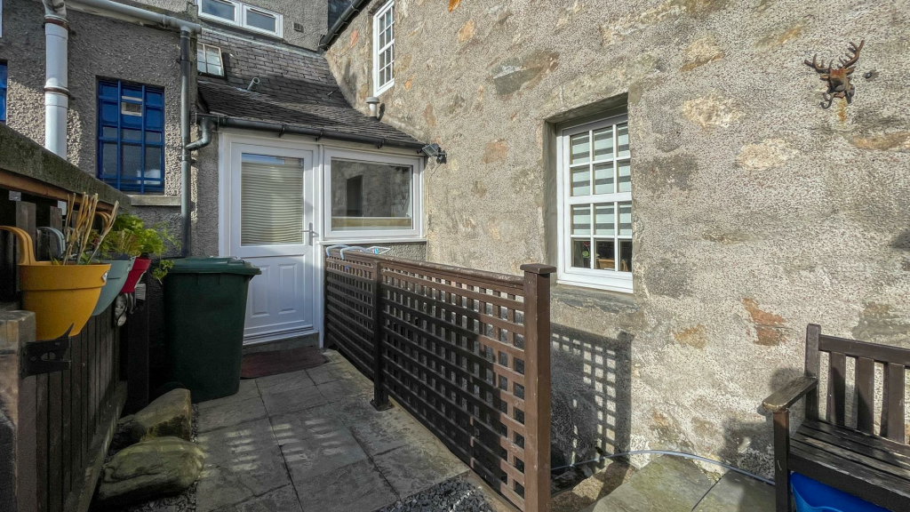 The Square 38-17.png