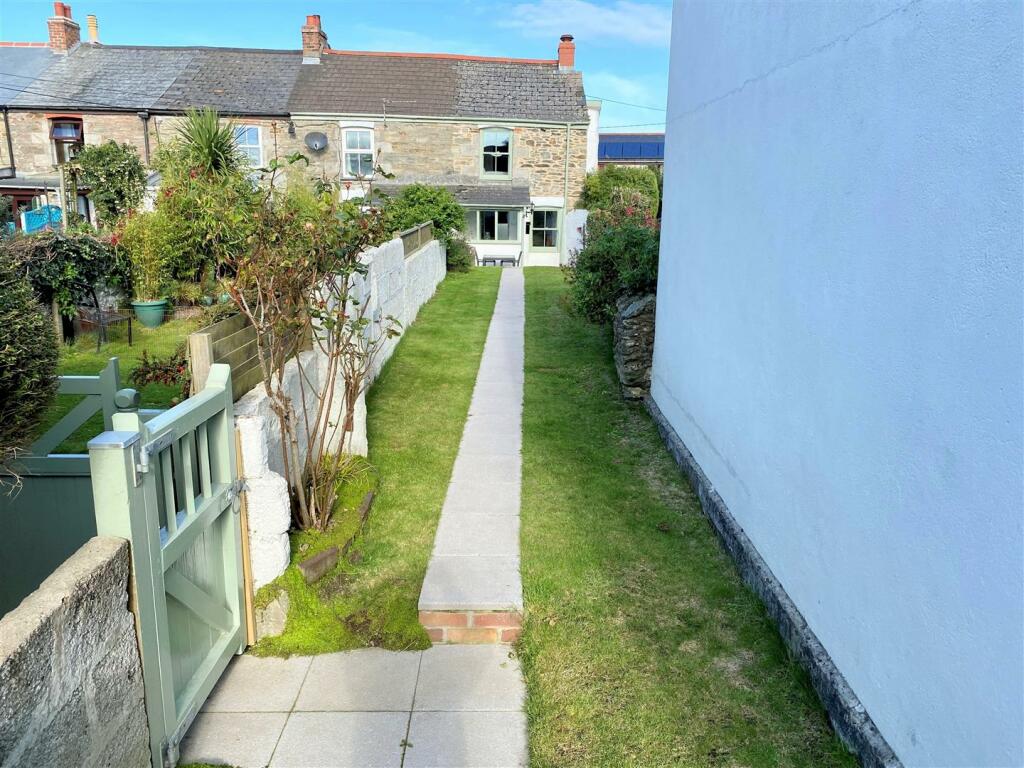 Sparrow Cottage Front Garden