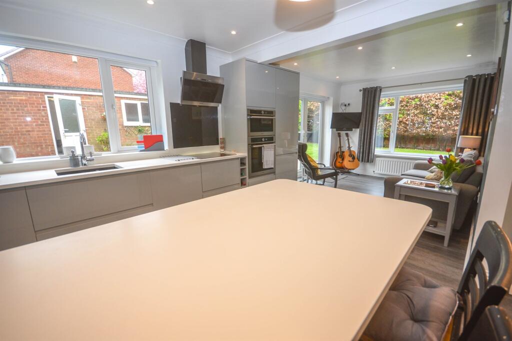 Kitchen Diner / Fami