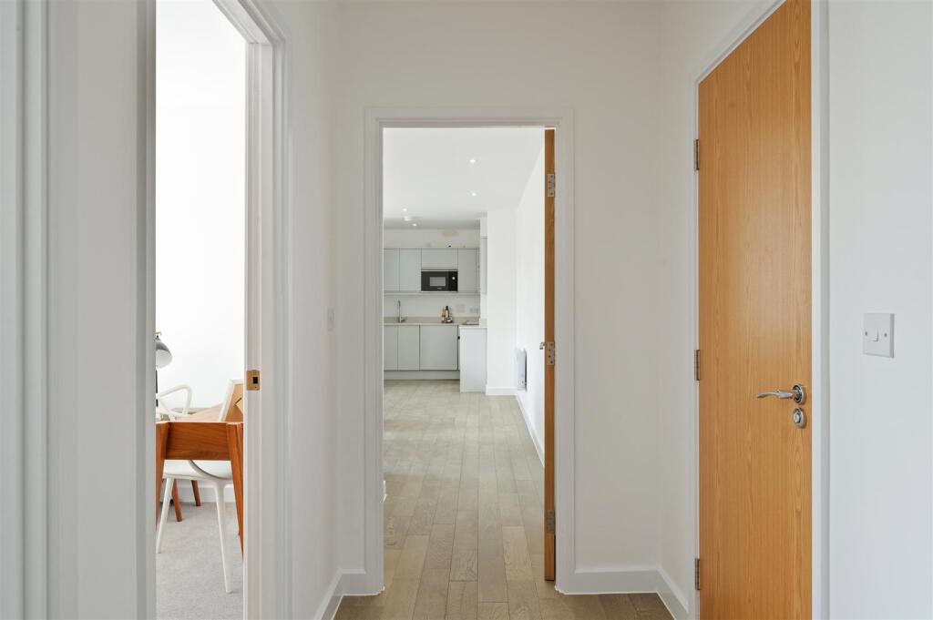 Bellingham Road 1-3, Apt 2.04 Ph7.jpg