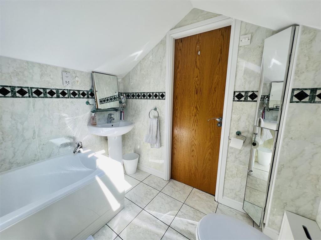 En Suite Bathroom Aspect 2.jpg