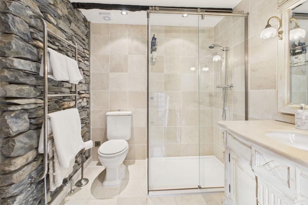 EN SUITE