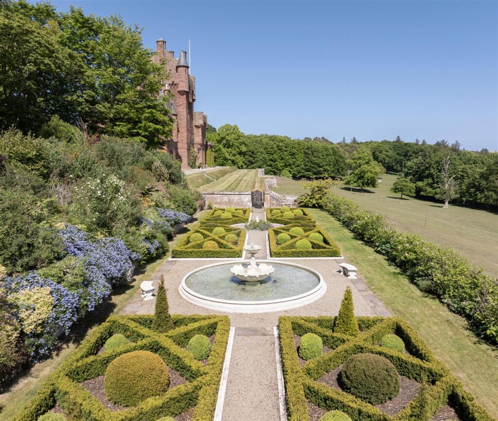 Castle &amp; Formal Garden