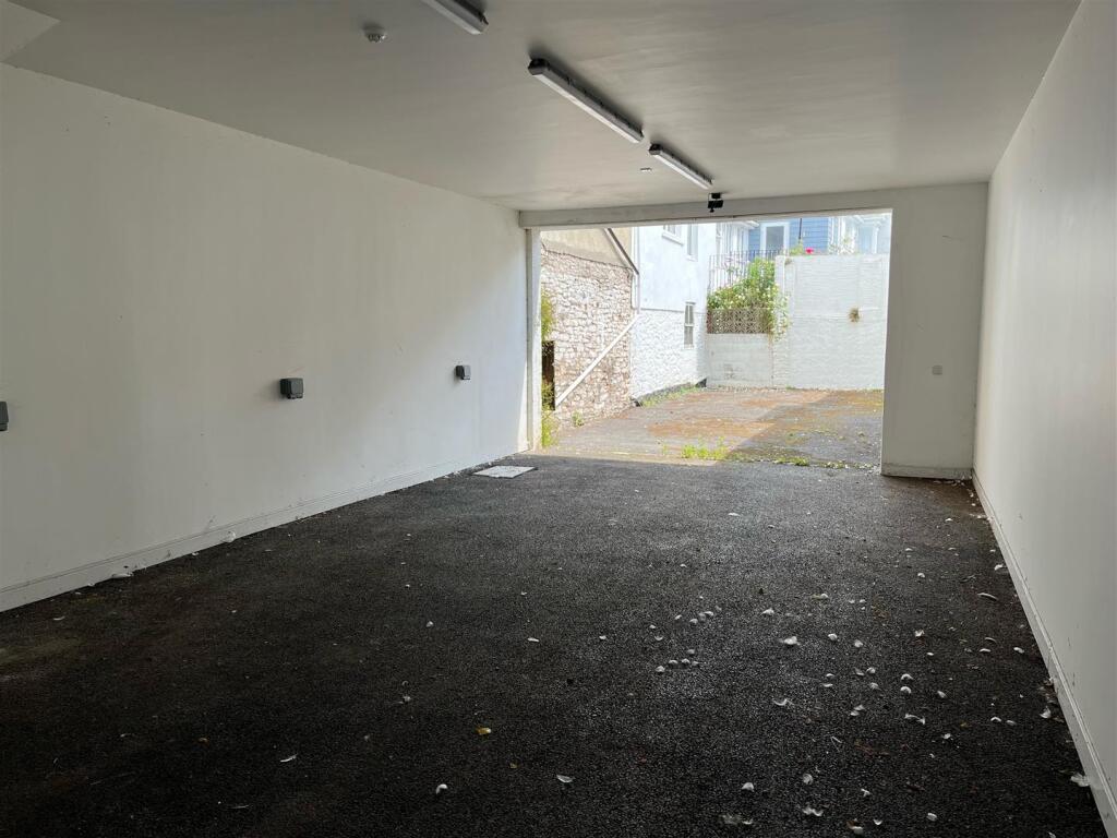 Garage 1.jpg