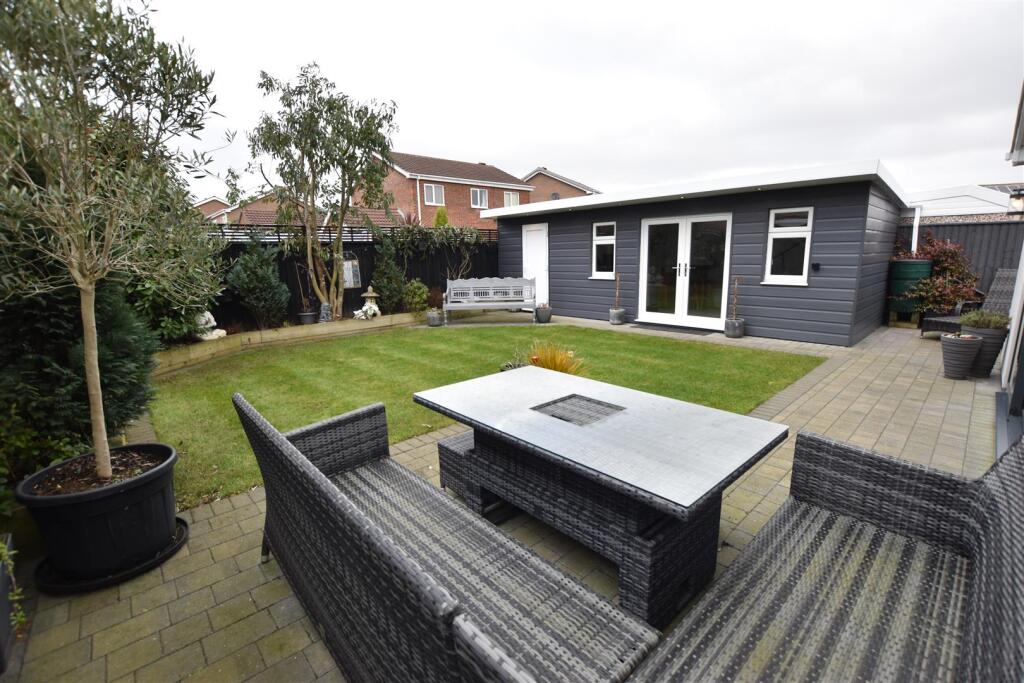 SUMMER HOUSE/BAR