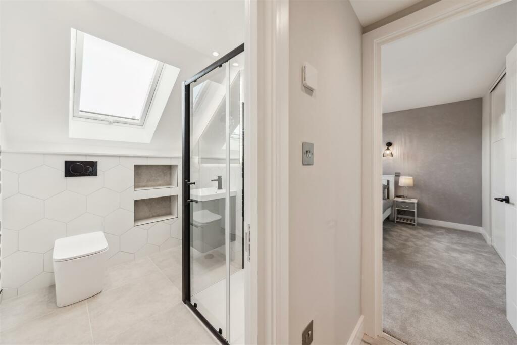 Flat 3, 52 Gilbey Road, SW17 0QG-1.jpg