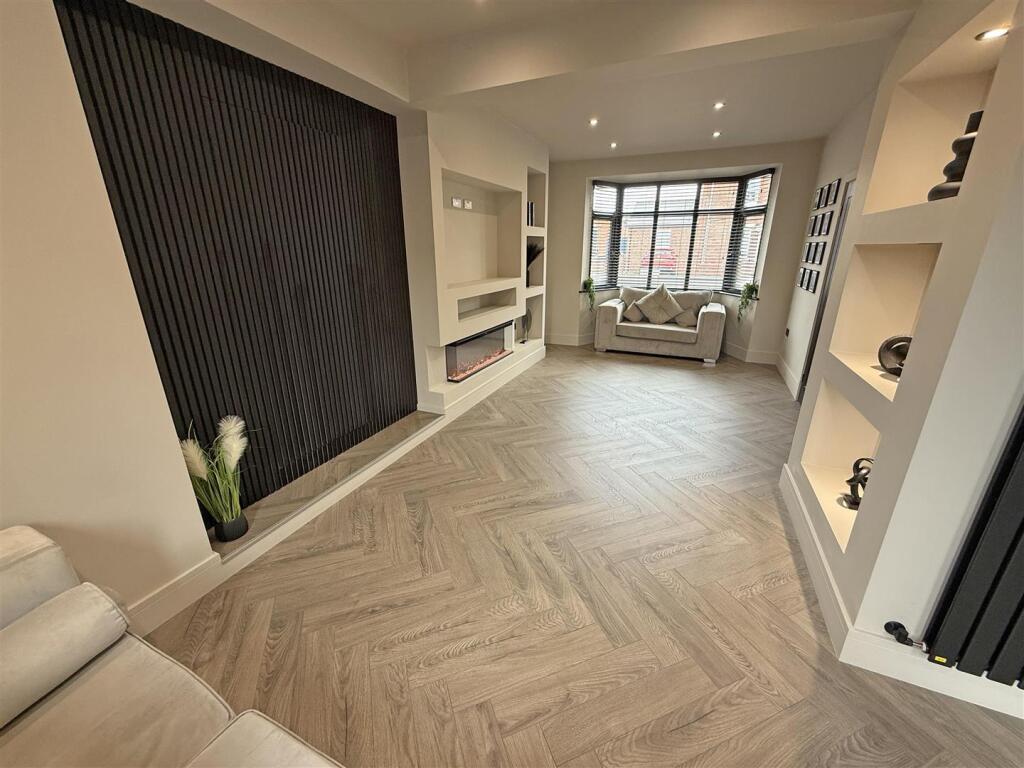 Living room andgle 2.jpg