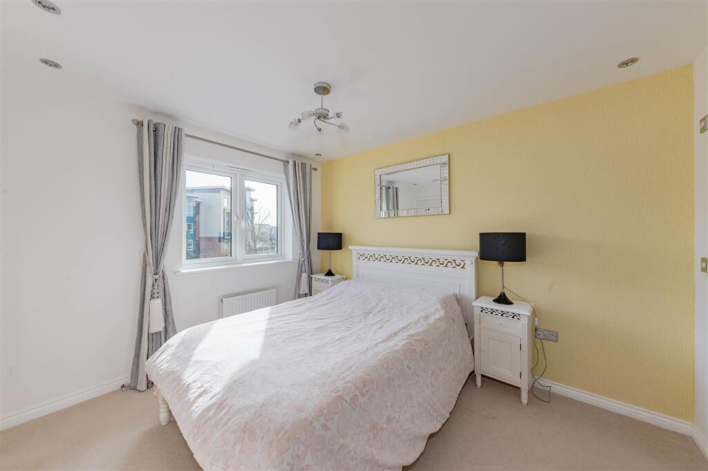 4 McBaith Way Dunfermline-18.JPG