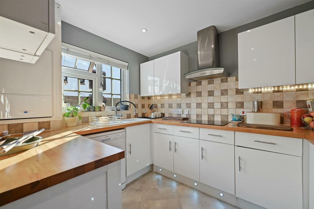 HJ - 34 The Farthings - Kitchen3 (1).jpg