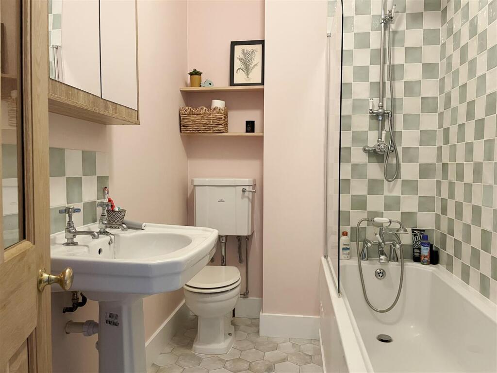 Bathroom 1.JPG