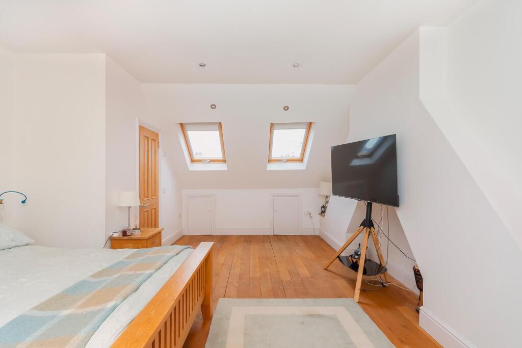 2W4RKE - Bedroom L.jpg