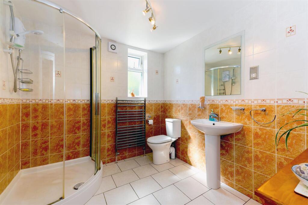 Downstairs Bathroom shower 1 SAPL4577-20250506-DxO