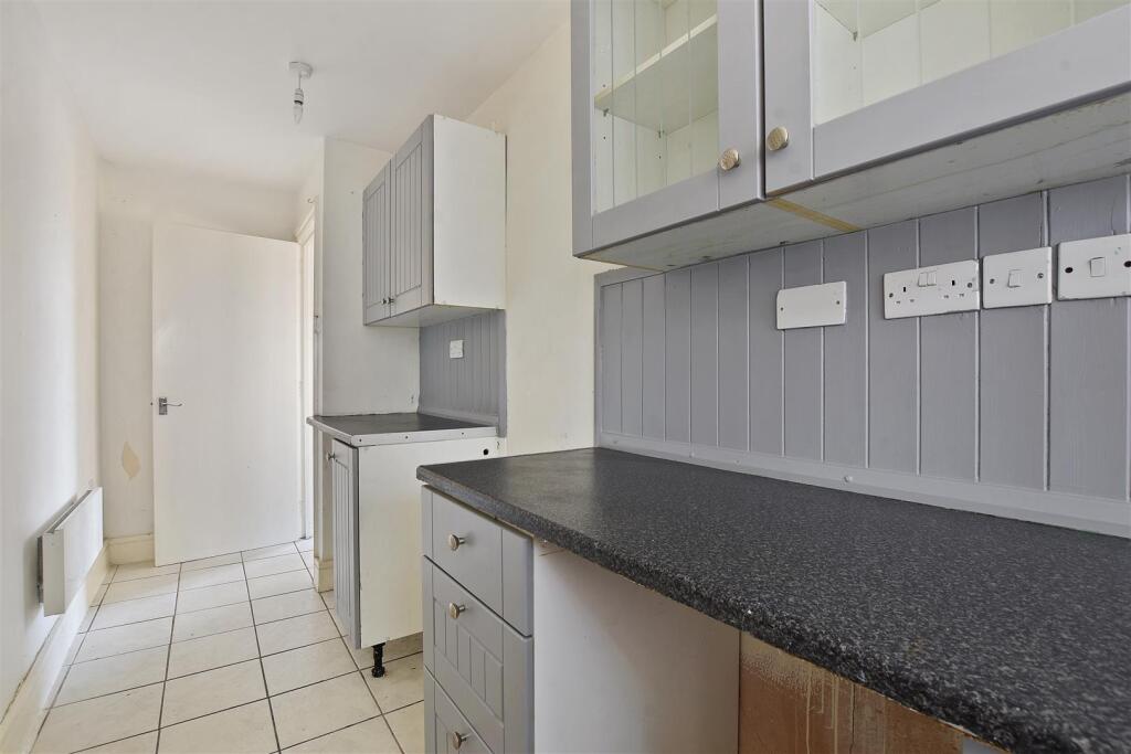 10-8a1cGCWT - Flat C 4-6 Chamberlayne Road - Kitch