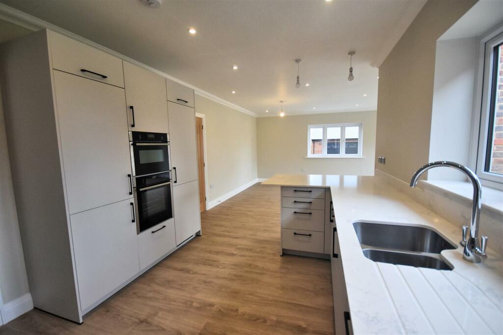 Kitchen 3.jpg