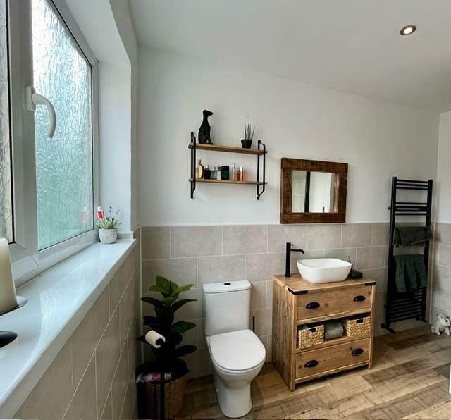 MODERN BATHROOM