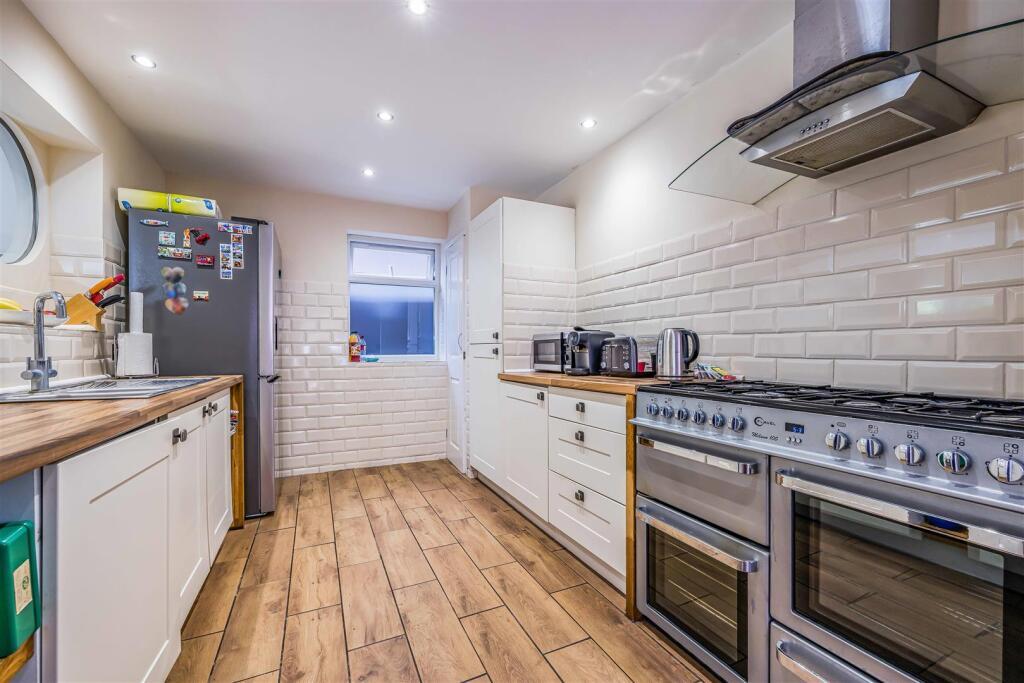 99 Church Road, Hayling Island-Small-PorticoMarket