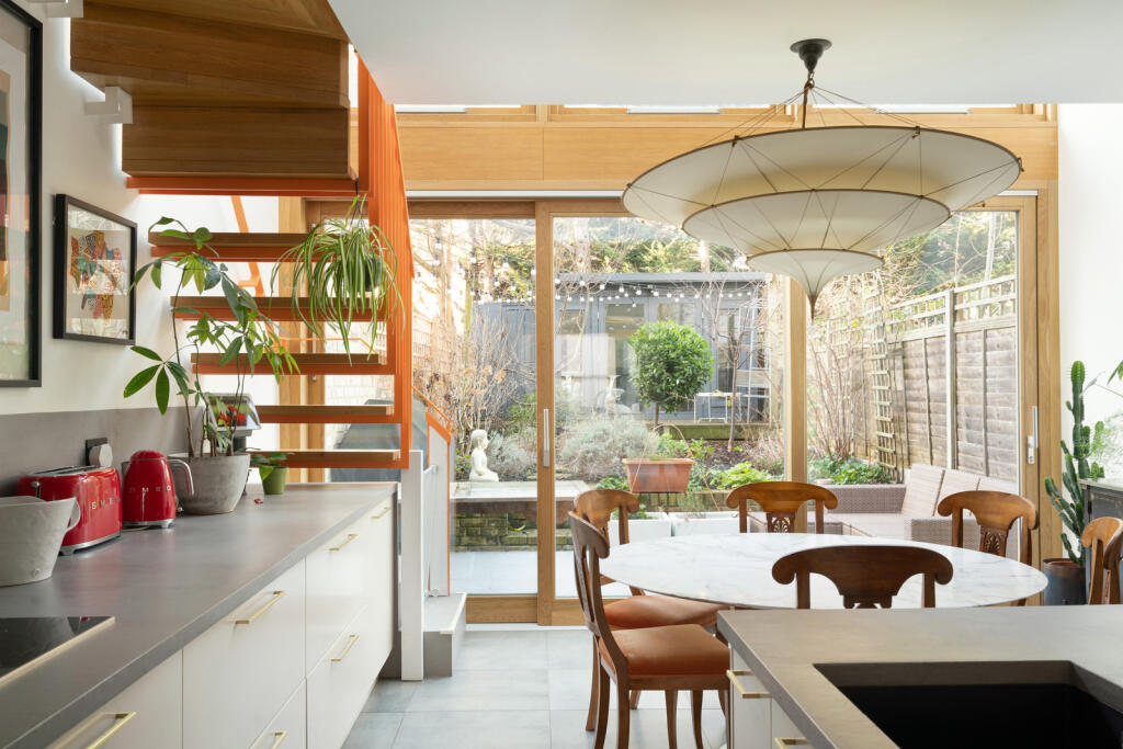 247918 - a0O6700000hJuZvEAK_N9.jpg