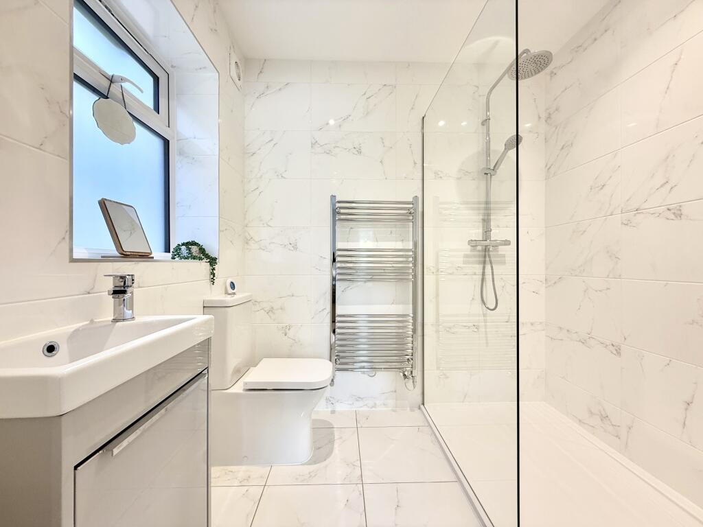 Downstairs Bedroom En Suite