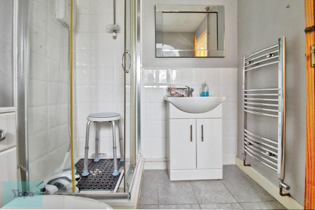 Ded379ec-Bathroom2