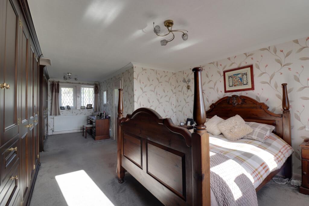 MASTER ENSUITE 2