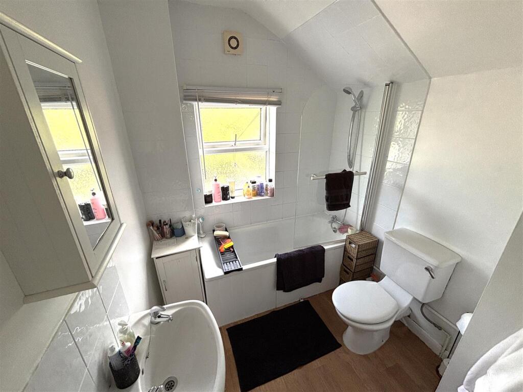 upstairs bathroom.jpg