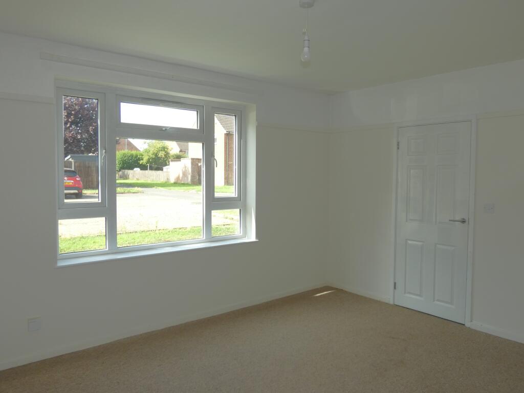 Pic 3 Living Room (7).JPG