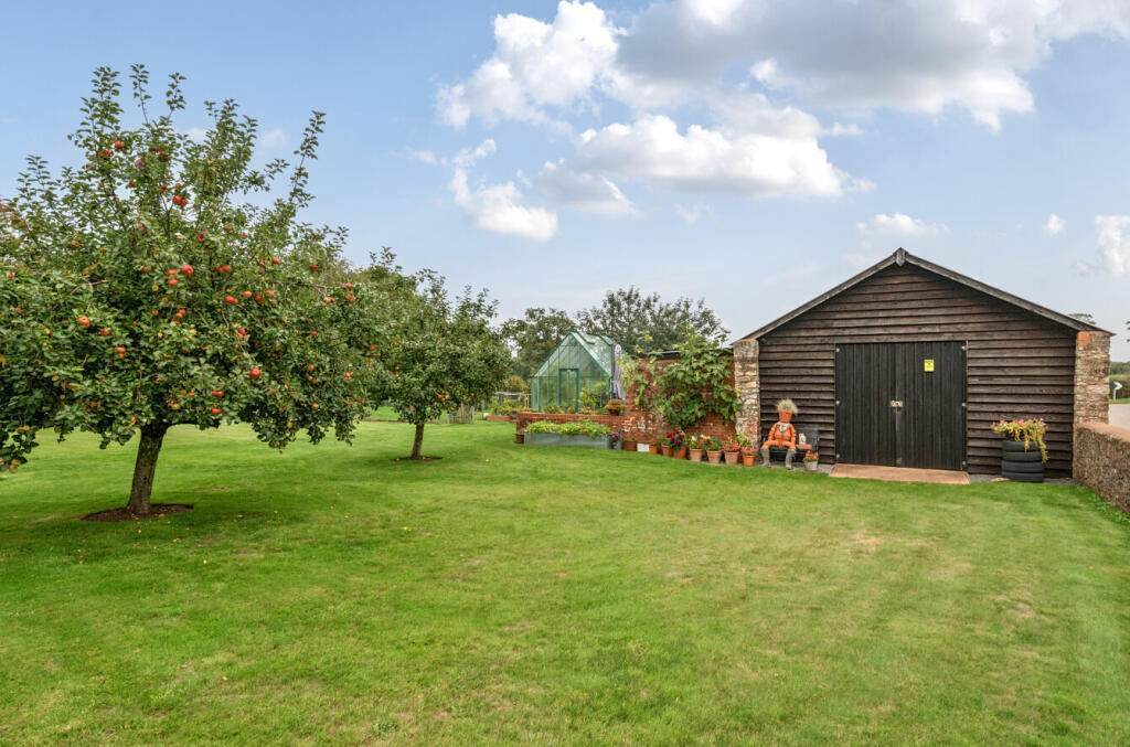 Outbuilding &amp; Garden