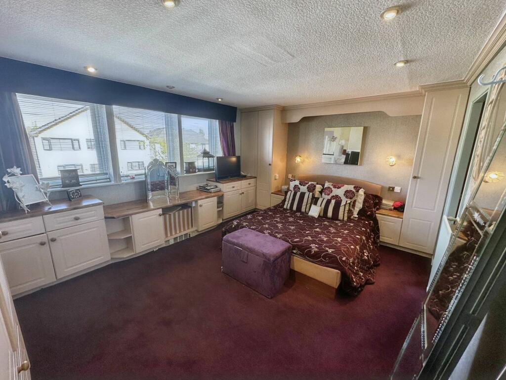 Large Bedroom With En-Suite