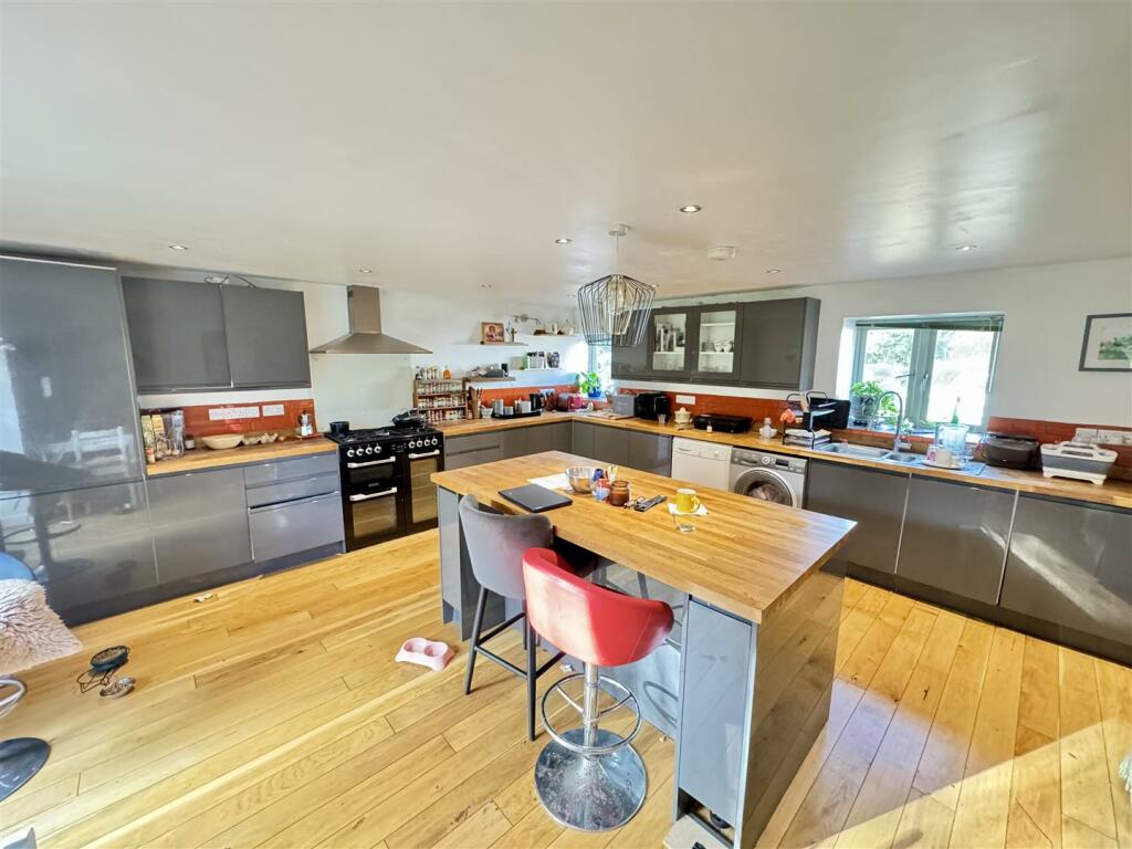 KITCHEN/DINING ROOM
