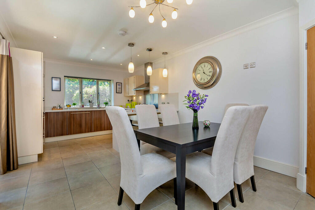 8605070-interior1...